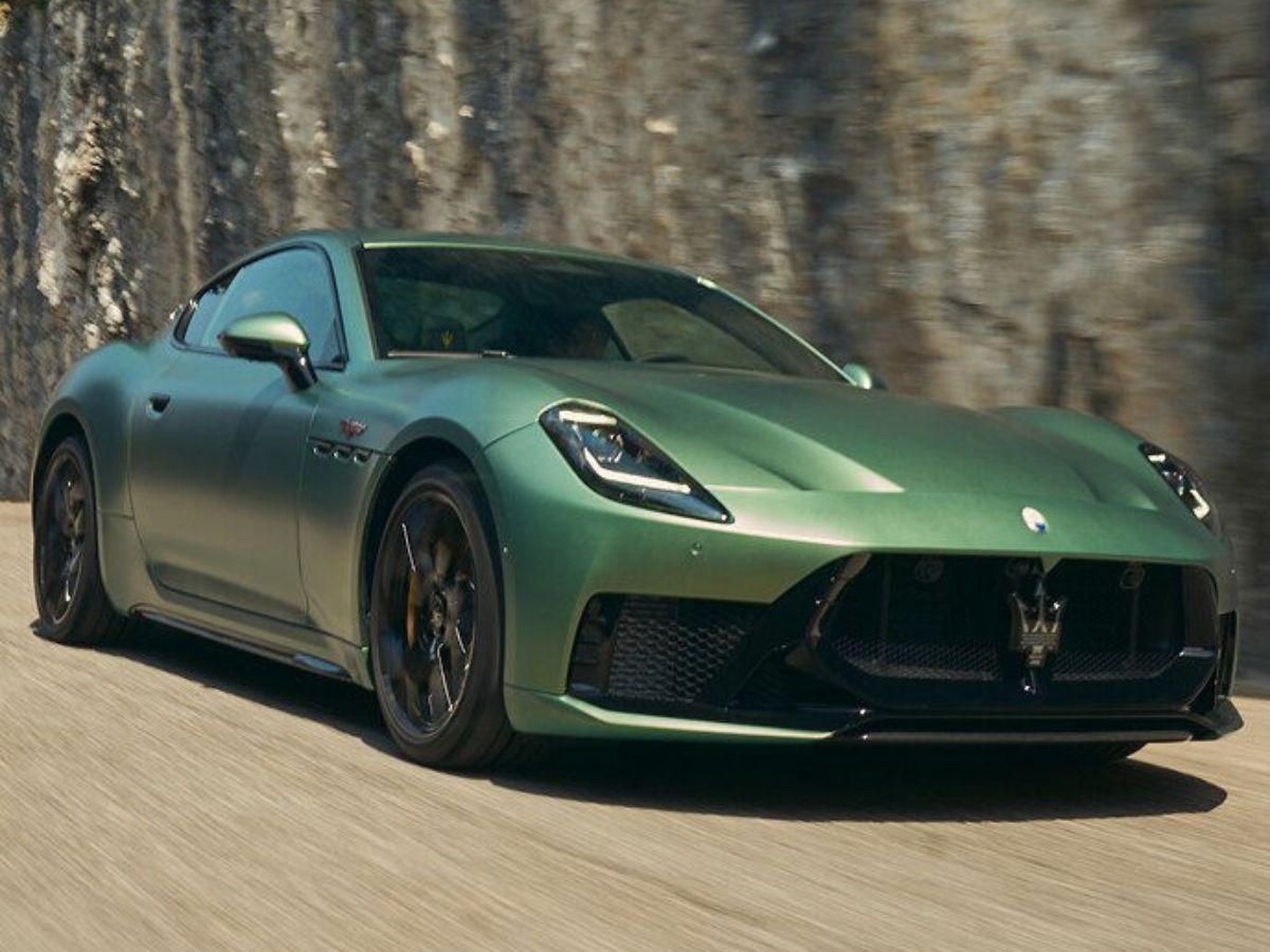 Foto frontal del Maserati GranTurismo en acabado verde