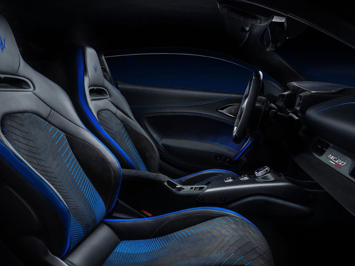 Foto del interior del Maserati MC20 con tonalidad azul