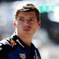 Max Verstappen tiene un coche familiar de más de 100.000 euros del que solo existen 200 unidades en el mundo Retrato de Max Verstappen en el paddock de Fórmula 1
