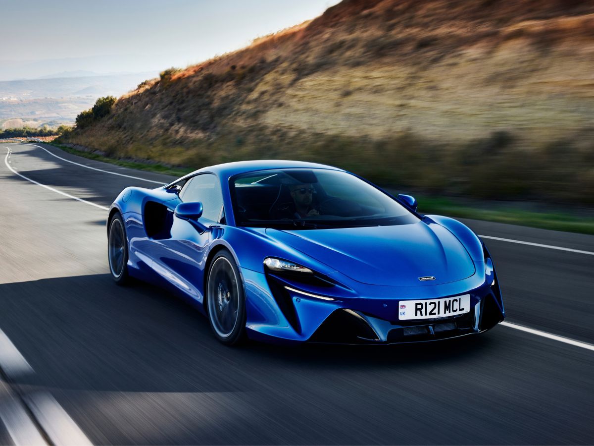 Imagen del McLaren Artura en carretera