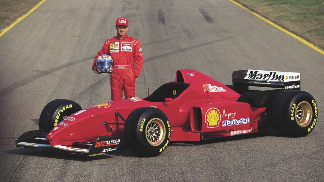 Nicola Larini posando junto al Ferrari F310