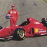 Nicola Larini posando junto al Ferrari F310