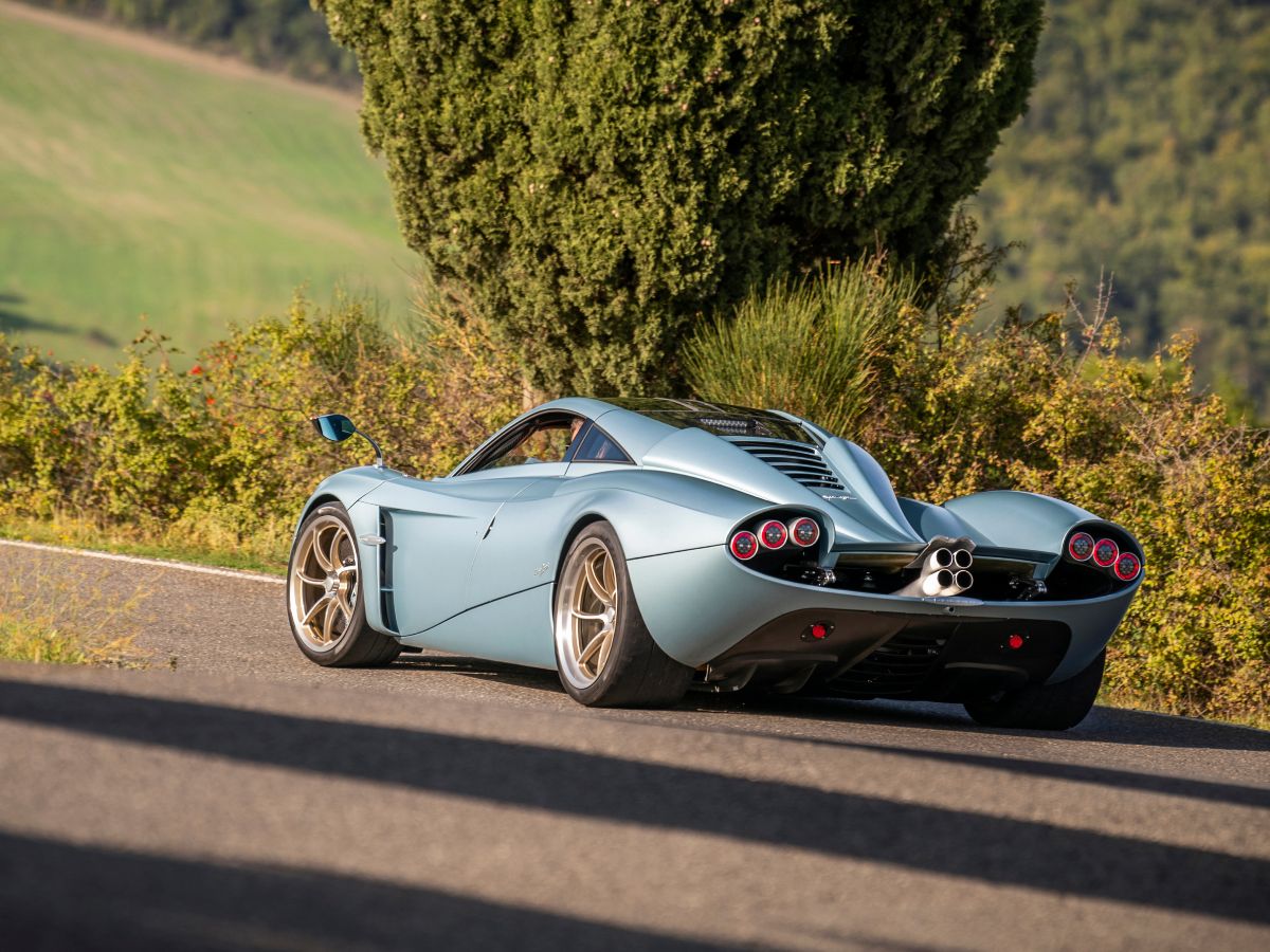 Vista trasera del Pagani Codalunga en carretera