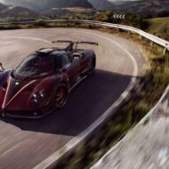 Los 5 coches de lujo más exclusivos que tienen los pilotos de F1 en sus garajes Foto en curva del Pagani Zonda Fantasma EVO