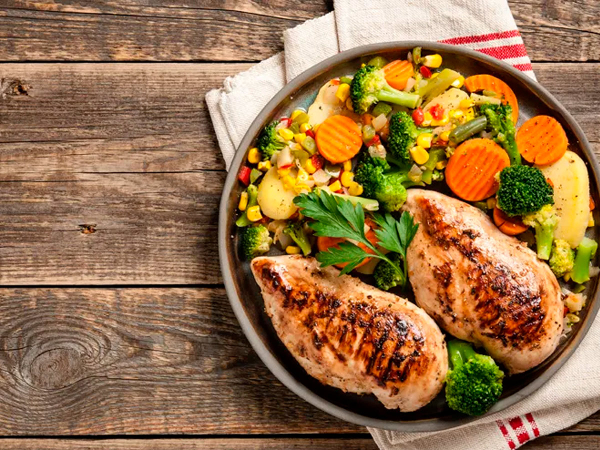 plato alimentos con proteína pollo y verduras