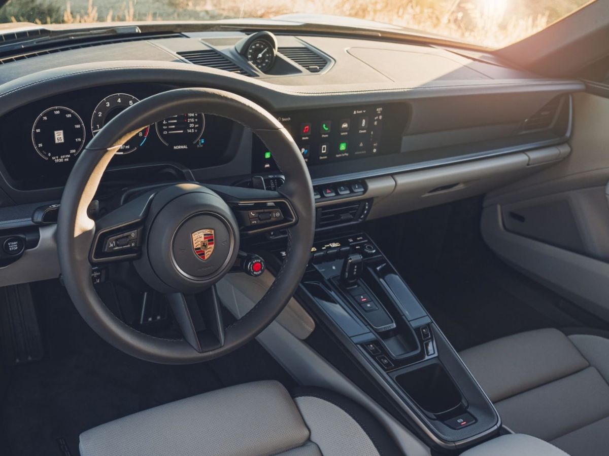 Foto del interior del Porsche 911 Carrera desde la vista del piloto