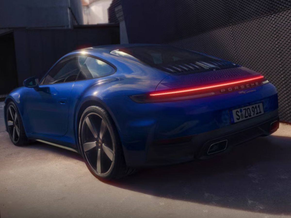 Vista trasera del Porsche 911 Carrera en tono azul metálico