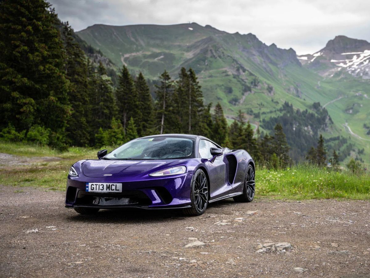 Vista frontal del McLaren GT en lo alto de una montaña