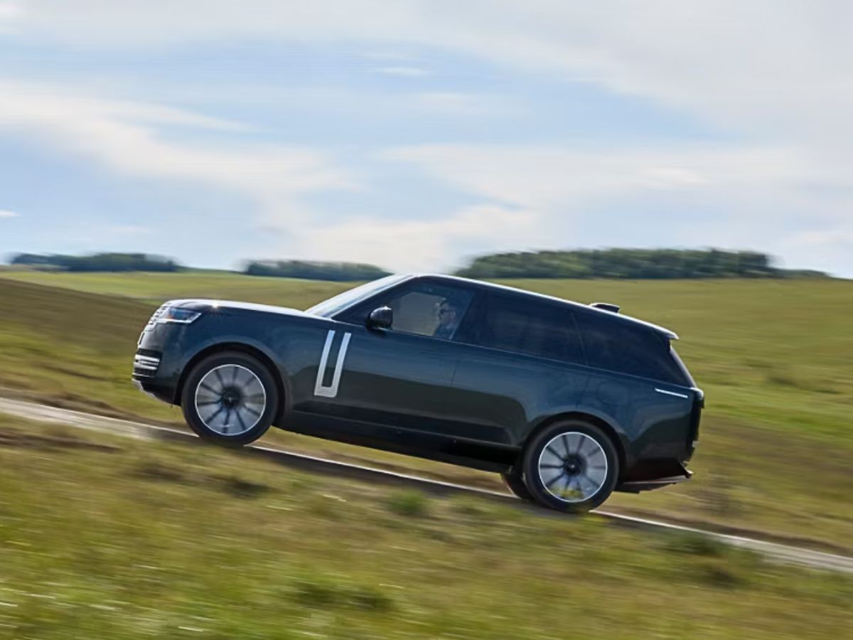 Foto del Range Rover Electric subiendo una colina