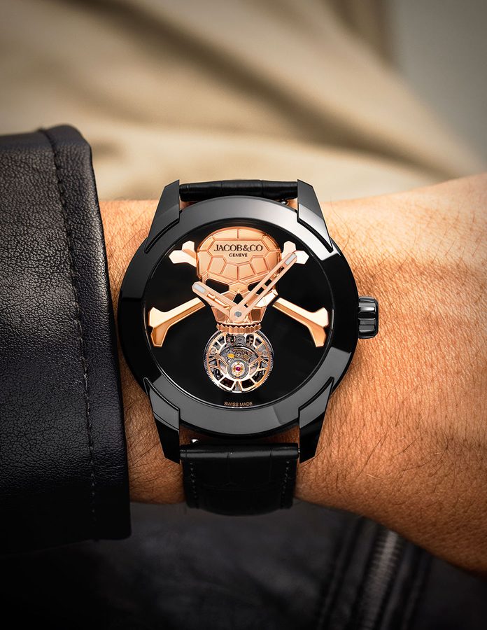 Reloj Jacob & Co. Skull Tourbillon en oro rosa con calavera y tourbillon volante a las seis, en primer plano sobre la muñeca