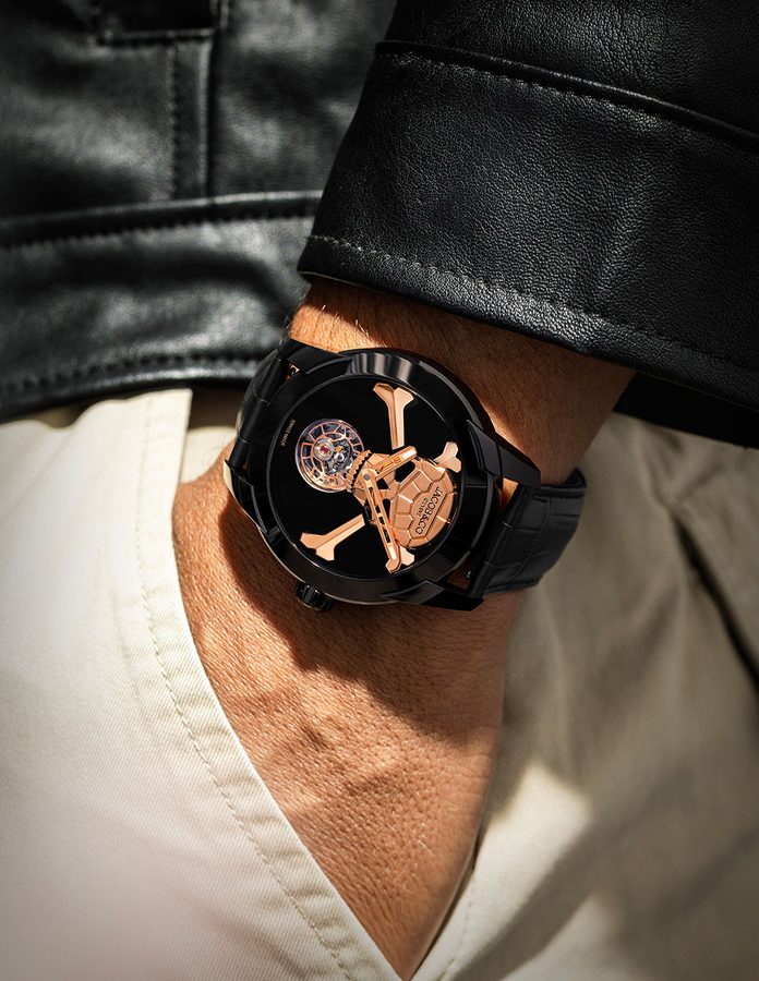 Skull Tourbillon de Jacob & Co. en titanio Black DLC con calavera en oro rosa sobre esfera negra, llevado con chaqueta de cuero