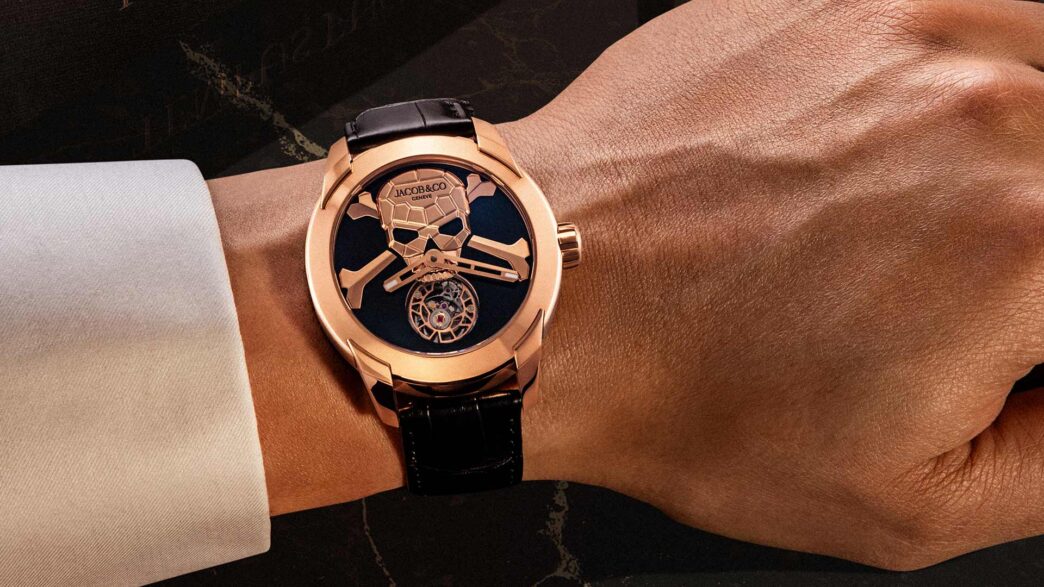 Reloj Jacob & Co. Skull Tourbillon en oro rosa con calavera y tourbillon volante a las seis, en primer plano sobre la muñeca
