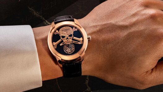 Reloj Jacob & Co. Skull Tourbillon en oro rosa con calavera y tourbillon volante a las seis, en primer plano sobre la muñeca