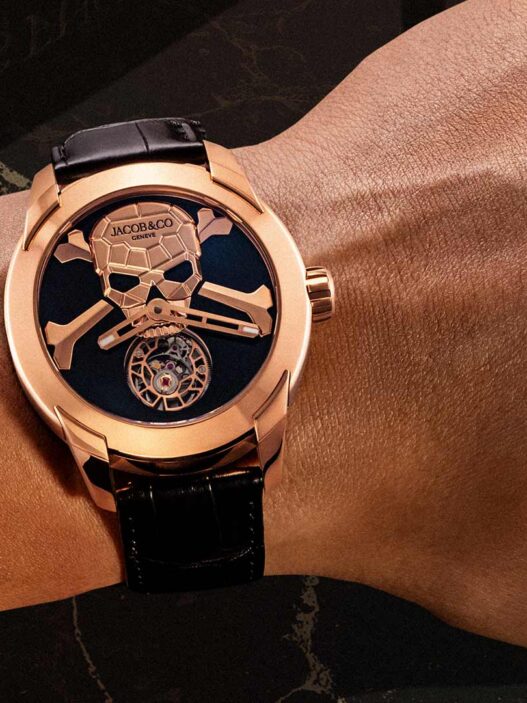 Reloj Jacob & Co. Skull Tourbillon en oro rosa con calavera y tourbillon volante a las seis, en primer plano sobre la muñeca