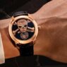 Reloj Jacob & Co. Skull Tourbillon en oro rosa con calavera y tourbillon volante a las seis, en primer plano sobre la muñeca