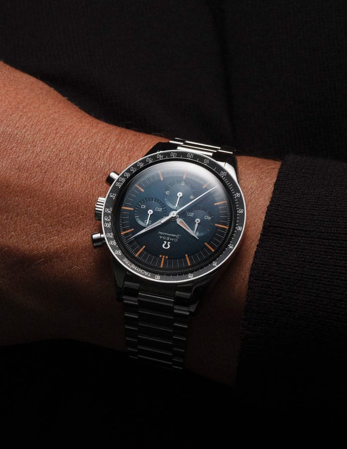 OMEGA Speedmaster First OMEGA in Space en la muñeca con brazalete de acero y jersey negro