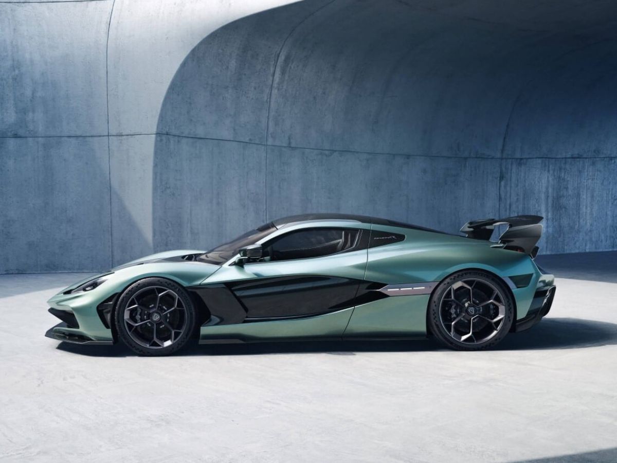 Imagen de perfil lateral del hiperdeportivo Rimac Nevera R