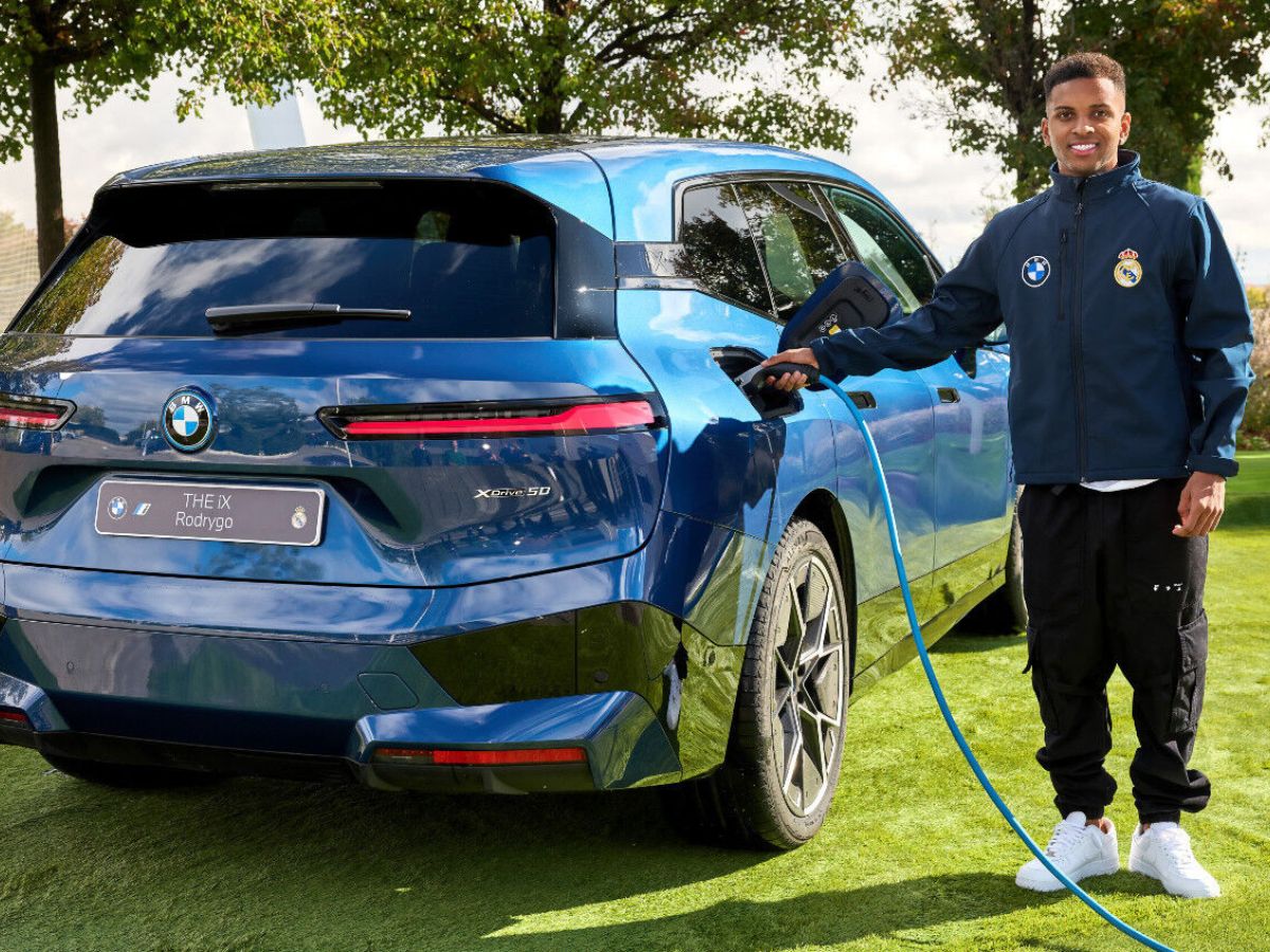 Foto de Rodrygo Goes con su BMW iX como flota del Real Madrid