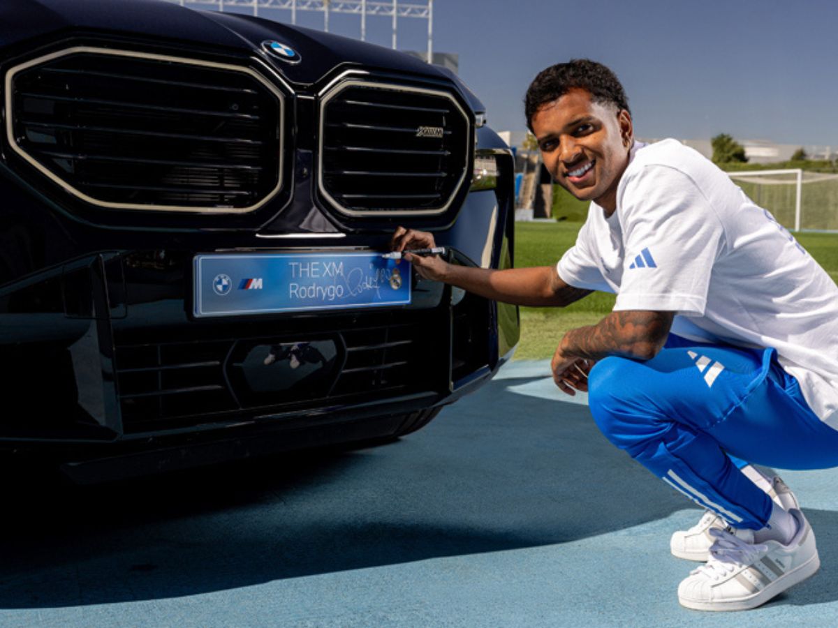Rodrygo Goes firmando su BMW XM como jugador del Real Madrid