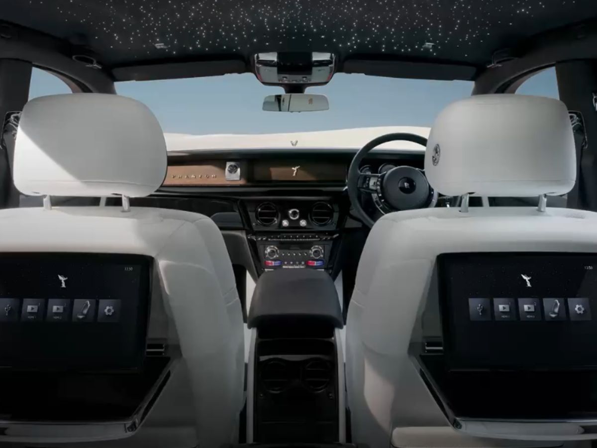 Foto del habitáculo del Rolls-Royce Phantom visto desde las plazas traseras