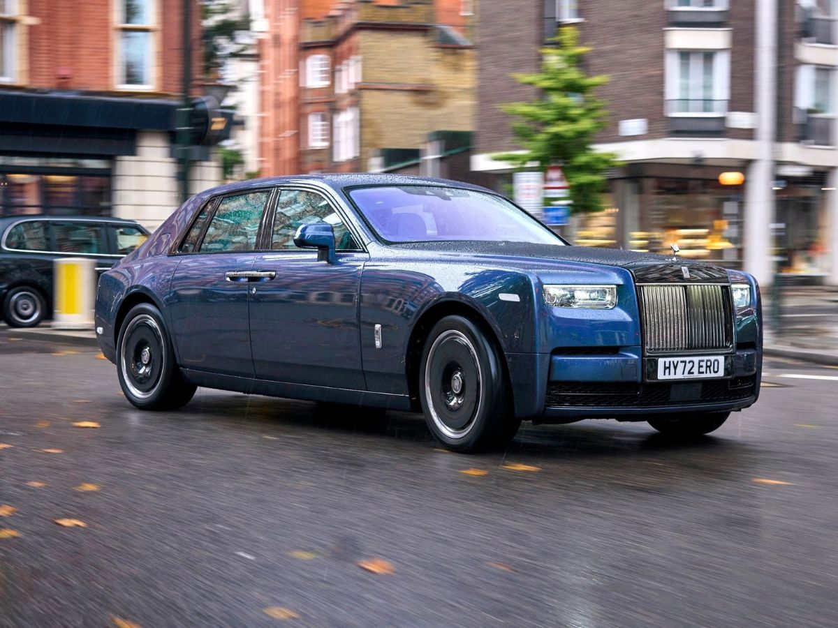 Imagen del Rolls-Royce Phantom Serie II en una calle