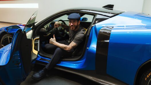 Imagen de Sergio Ramos subido a un Ferrari Testarossa