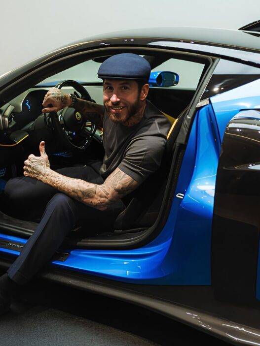 Imagen de Sergio Ramos subido a un Ferrari Testarossa
