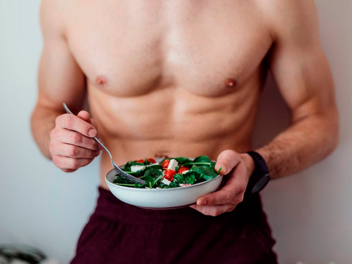 Torso de hombre comiendo ensalada