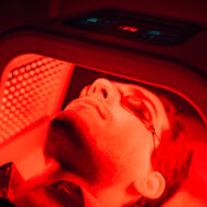 Carmen Martín, experta en medicina estética: "Con este tratamiento de luz led conseguimos controlar la rosácea y el acné desde la primera sesión" La fototerapia LED se abre paso en los tratamientos profesionales para mejorar el aspecto de la piel masculina.