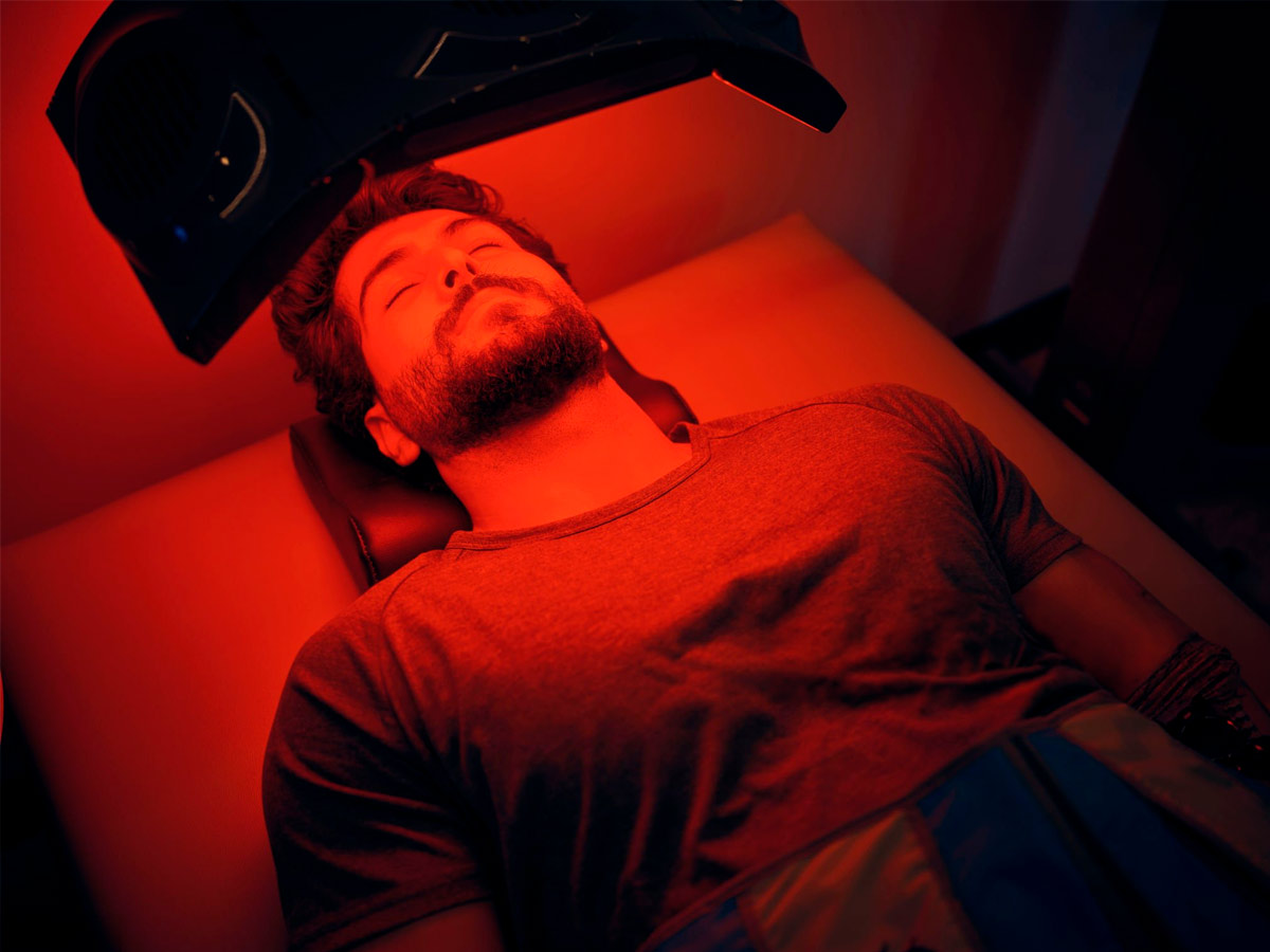 hombre realizándose terapia Luz Led