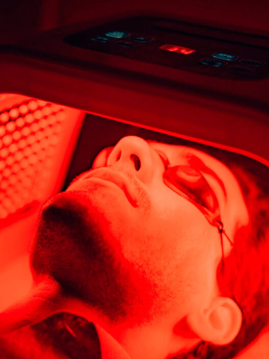 La fototerapia LED se abre paso en los tratamientos profesionales para mejorar el aspecto de la piel masculina.
