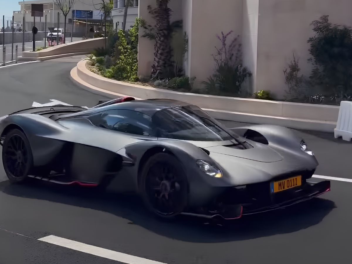 Imagen de Verstappen conduciendo el Aston Martin Valkyrie en Mónaco