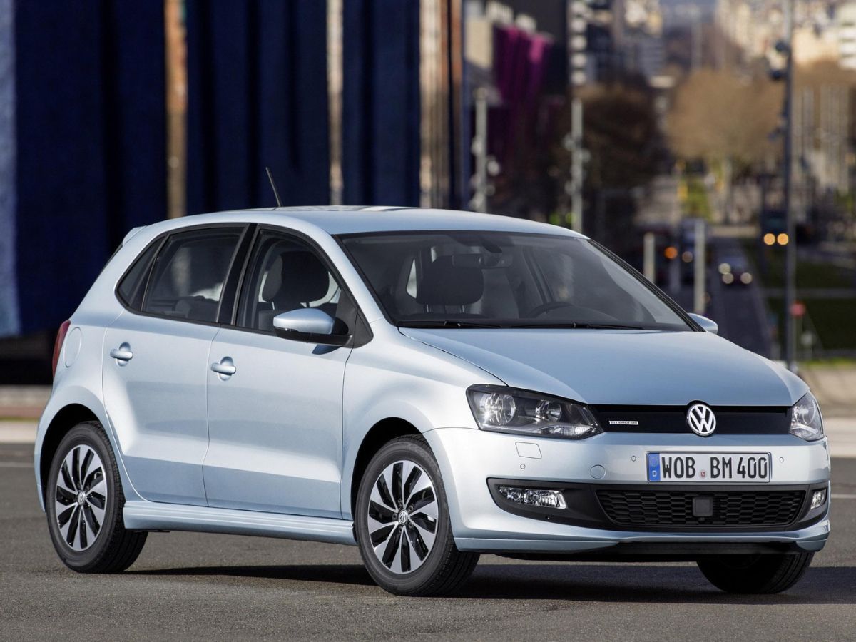 Imagen del Volkswagen Polo BlueMotion plateado sobre el asfalto