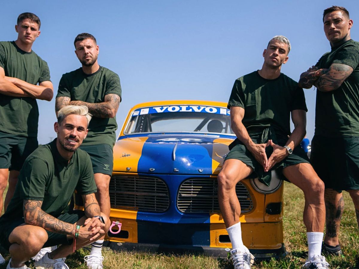 Jugadores del Betis posan junto a Volvo