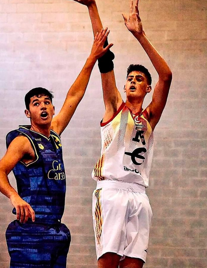 Aday Mara jugando de adolescente al baloncesto