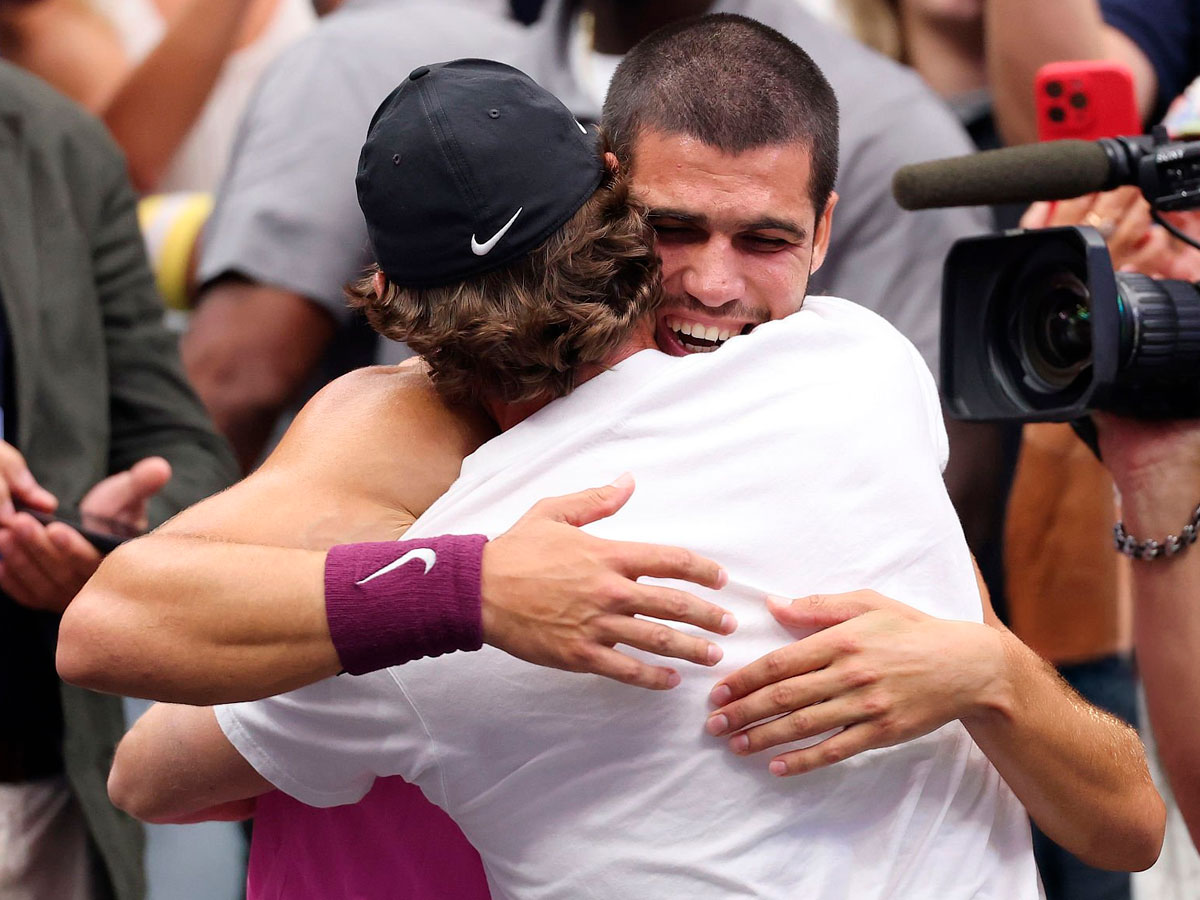 Carlos Alcaraz abraza a Juan Carlos Ferrero