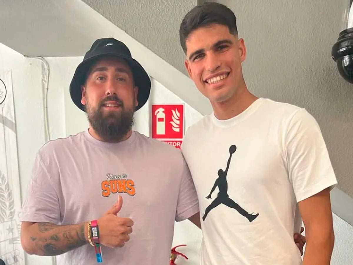 Carlos Alcaraz junto a peluquero Víctor Martínez