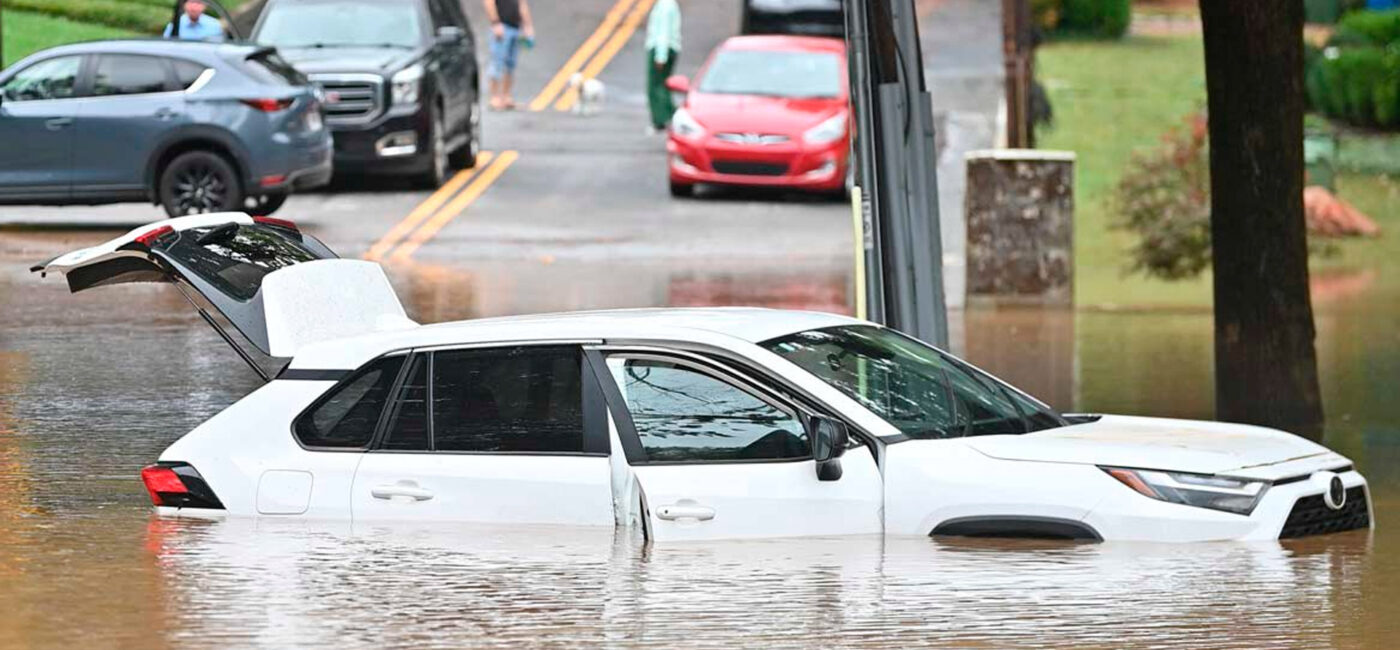 Coche inundado en carretera