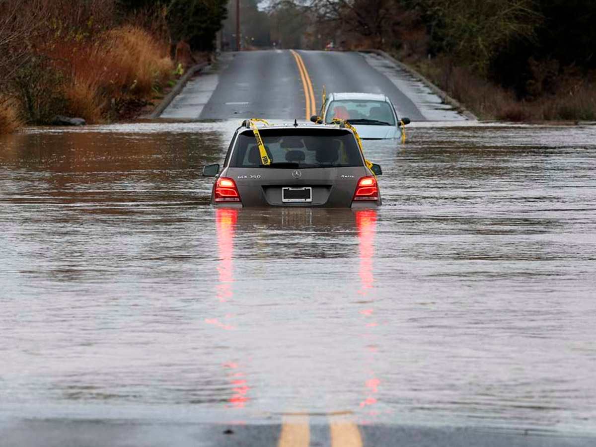 coche inundado en carretera