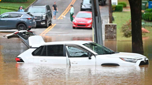 Coche inundado en carretera