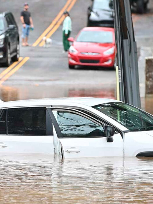 Coche inundado en carretera
