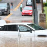 Coche inundado en carretera