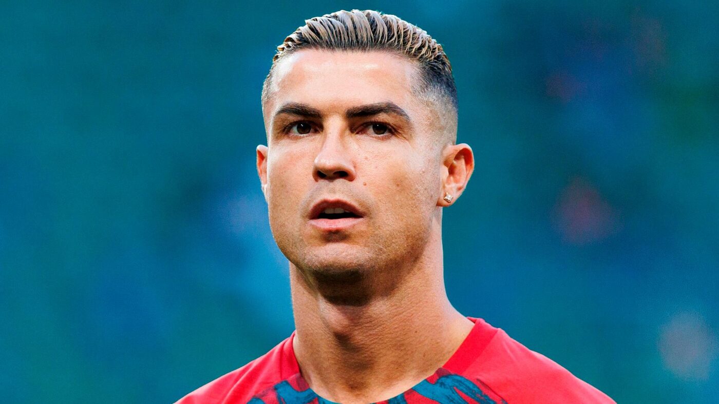 Cristiano Ronaldo con corte de pelo degradado y mechas rubias