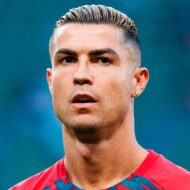 El corte de pelo de Cristiano Ronaldo: así lo lleva a sus 41 años y cómo pedirlo en tu peluquería Cristiano Ronaldo con corte de pelo degradado y mechas rubias