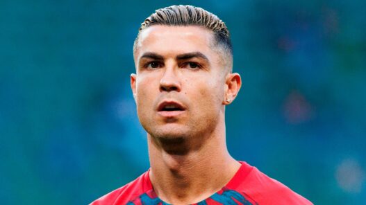 Cristiano Ronaldo con corte de pelo degradado y mechas rubias
