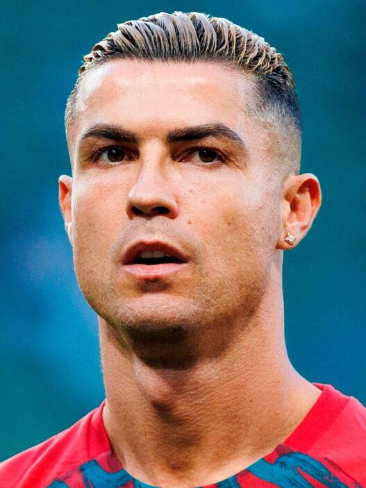 Cristiano Ronaldo con corte de pelo degradado y mechas rubias