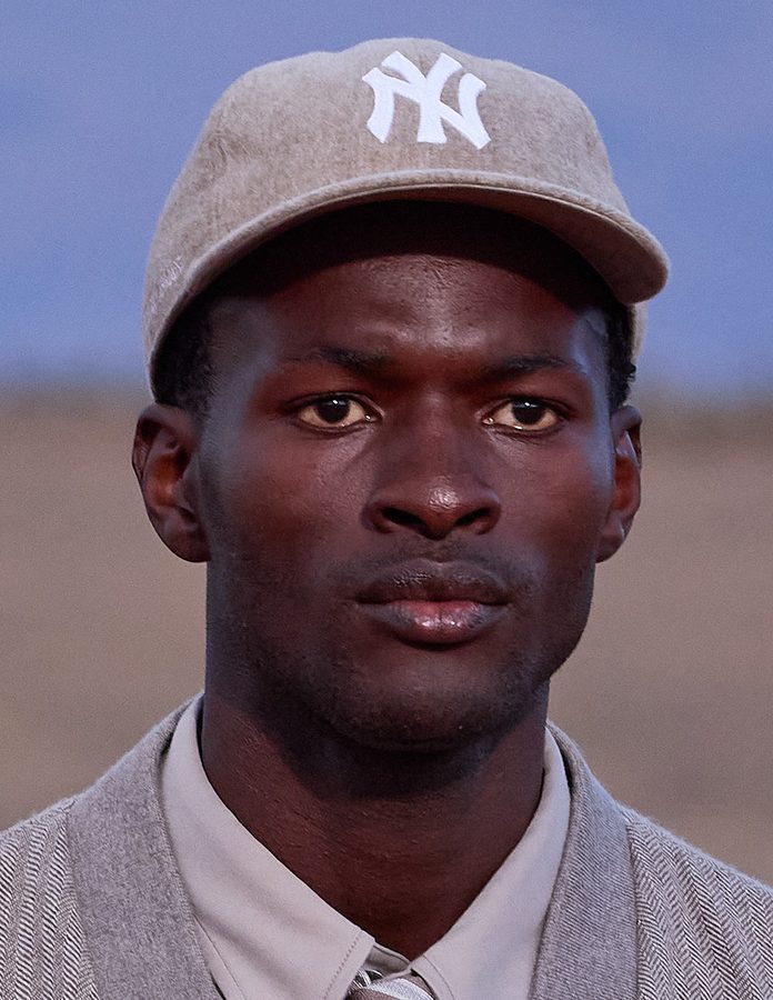 Modelo con gorra de lana beige con el logotipo de los New York Yankees de la cápsula Giorgio Armani & Kith con ’47