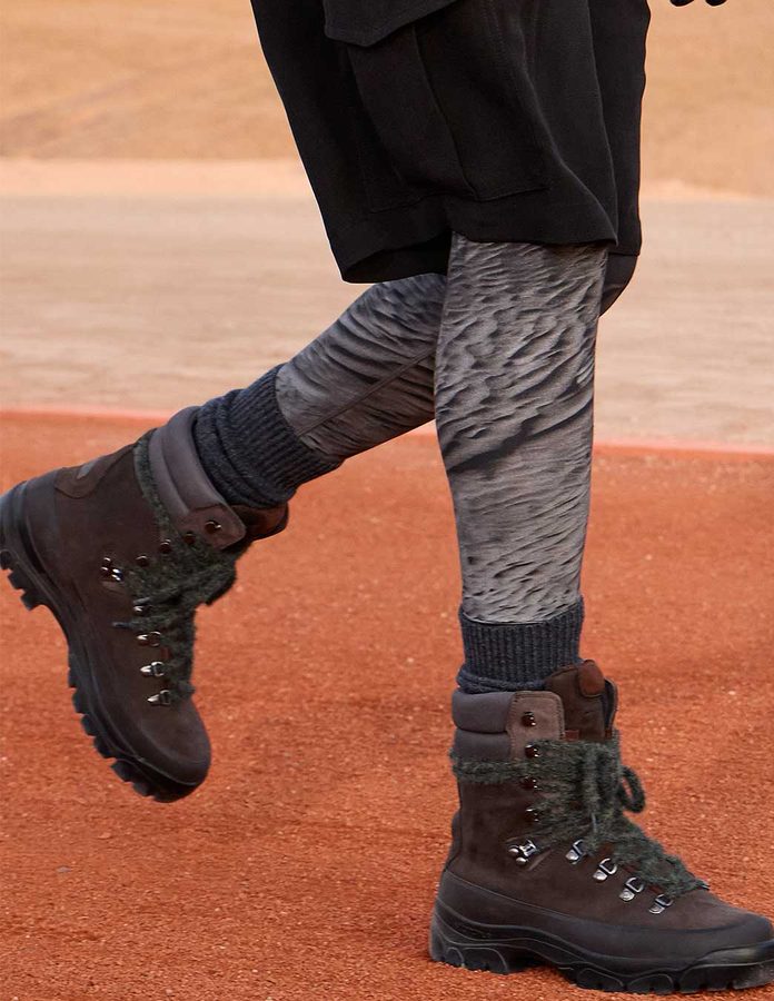 Botas de montaña en nobuk marrón de Giorgio Armani & Kith con Diemme sobre calcetines con estampado de dunas