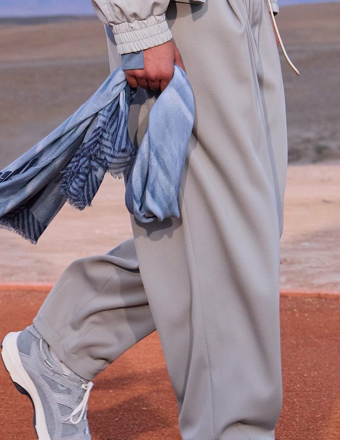 Detalle de pañuelo azul estampado y pantalón ancho gris de la colección Giorgio Armani & Kith Dreams of the Dune