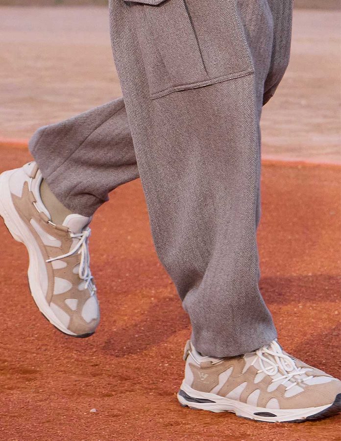 Zapatillas ASICS GEL-MAI 0.1 en ante beige de Giorgio Armani & Kith con pantalón cargo de espiga
